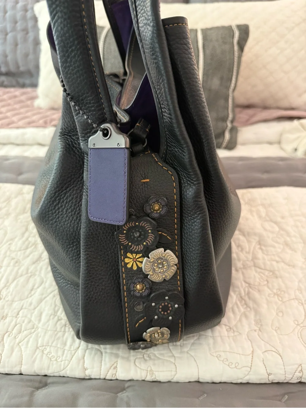 EUC Coach Bandit 39 Hobo 1941 Black Tea Rose